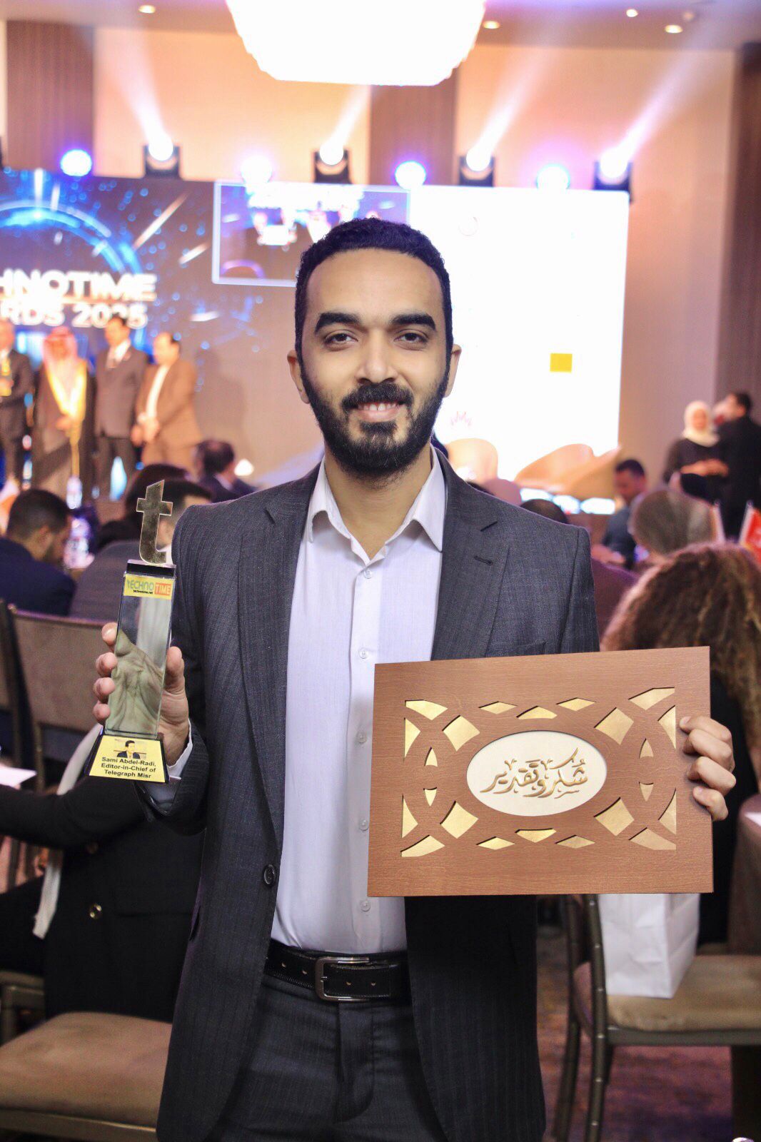 حسن راشد يتسلم جائزة Teno Time نيابة عن رئيس تحرير تليجراف مصر 